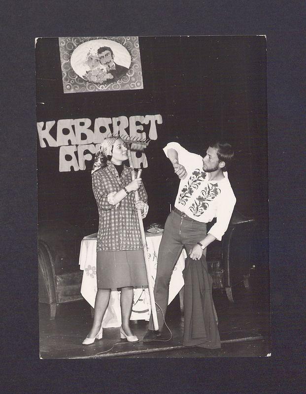 Kabaret „Afera”. Członkowie grupy na scenie.