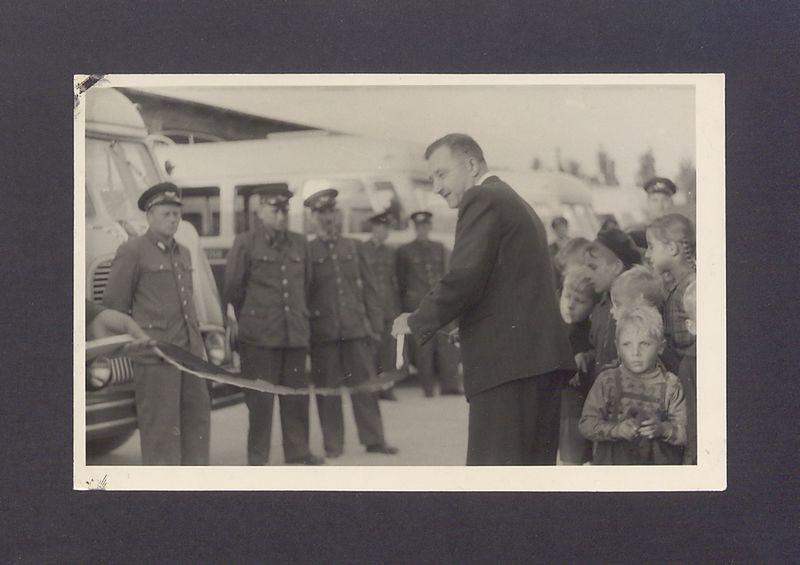 Uroczyste obchody MPGK w Gnieźnie. Przecinanie wstęgi przez Tadeusza Sobieralskiego, przewodniczącego Miejskiej Rady Narodowej w  Gnieźnie.

