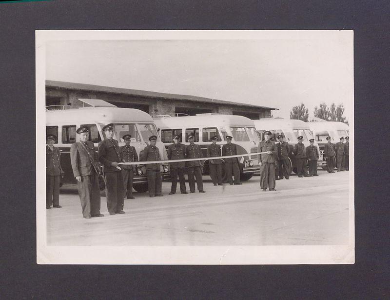 Uroczyste obchody MPGK w Gnieźnie. Autobusy przed zajezdnią, przygotowane do pierwszego wyjazdu w miasto, tuż przed przecięciem wstęgi.