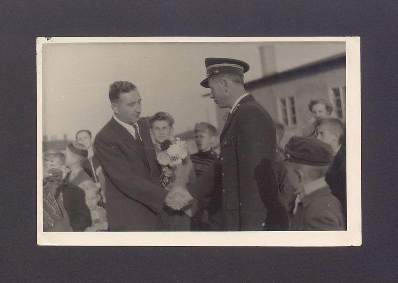 Uroczyste obchody MPGK w Gnieźnie. Przewodniczący Miejskiej Rady Narodowej w Gnieźnie Tadeusz Sobieralski składa gratulacje dyrektorowi Miejskiego Zakładu Komunikacji.
