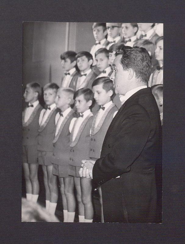 Odznaczenia pracowników Milicji Obywatelskiej z okazji Odrodzenia Polski. Koncert chóru chłopięcego "Szpaki".