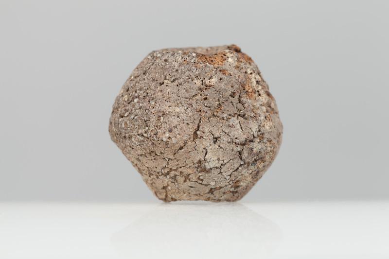 Przepalony dwustożkowaty przęślik gliniany