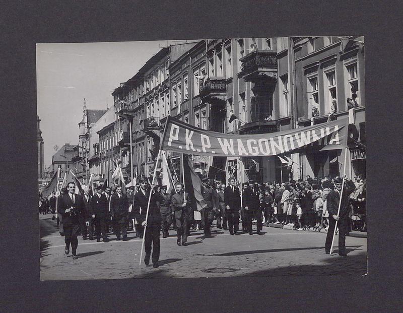 1 Maja 1972 r. w Gnieźnie. Ul. Chrobrego.