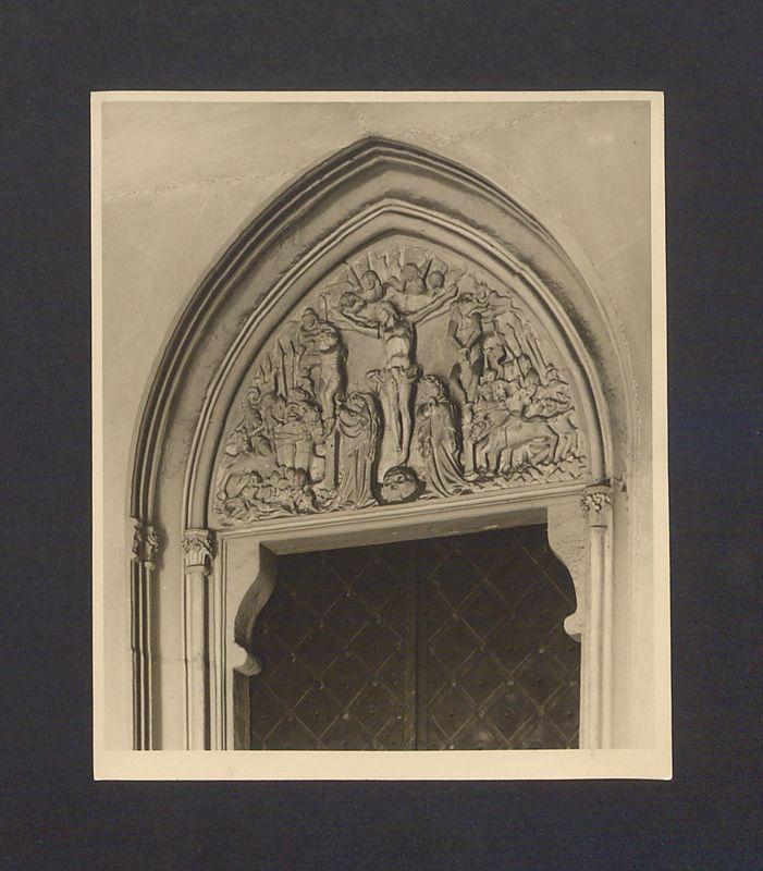 Tympanon ze sceną ukrzyżowania w portalu północnym.