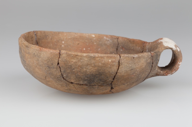 Czerpak kształtu półkulistego z taśmowatym uchem