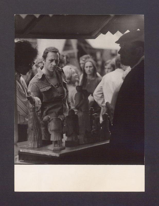 Jarmark Bartłomiejski. Uczestnicy jarmarku przed kramem ze świątkami.
