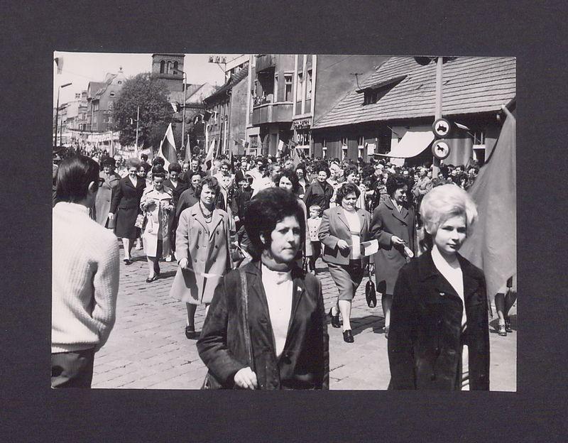 1 Maja 1972 r. w Gnieźnie. Ul. Chrobrego.