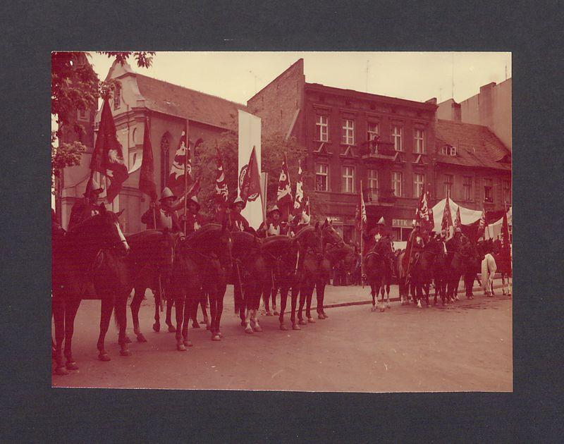 Jarmark Bartłomiejski. Rynek, grupa wojów na koniach.