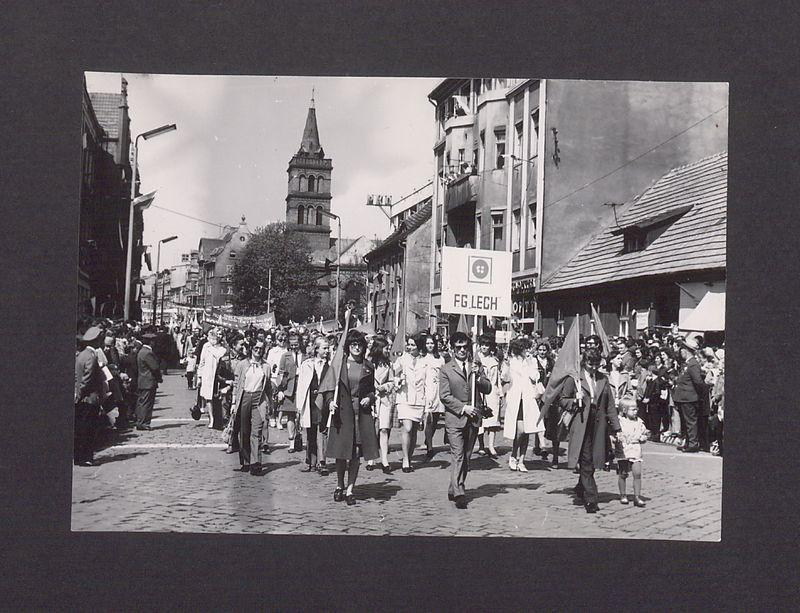 1 Maja 1972 r. w Gnieźnie. Ul. Chrobrego.
