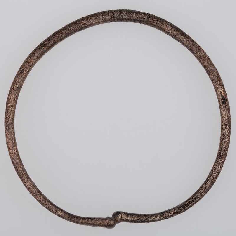 Bransoletka brązowa z lekko zachodzącymi na siebie końcami