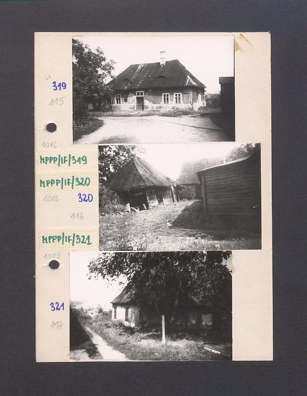 Gniezno, kanonia. Drewniany dom kryty strzechą.