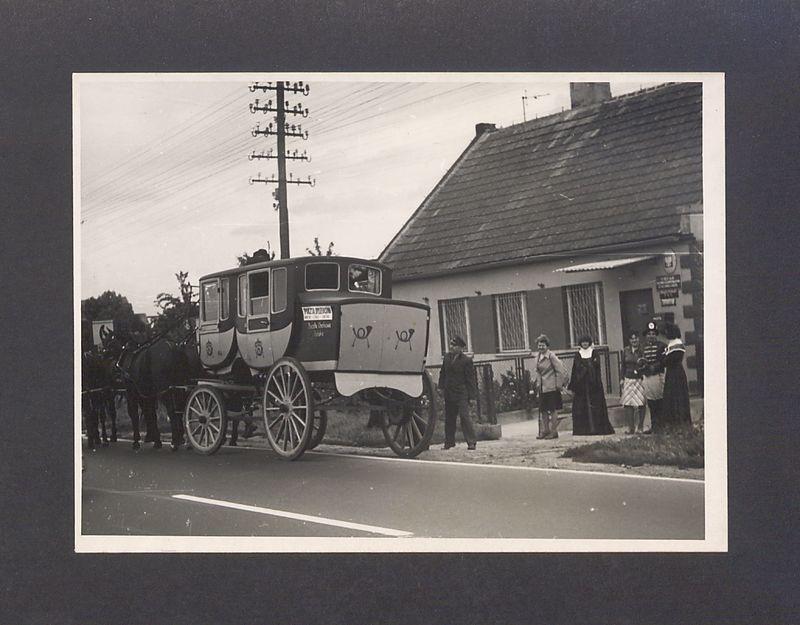 Dyliżans pocztowy przed Urzędem Pocztowo-Telekomunikacyjnym w Łubowie.