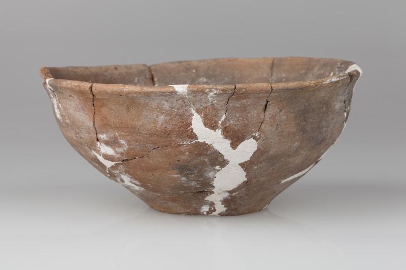 Głęboka misa kształtu półkulistego z lejkowatą szyjką