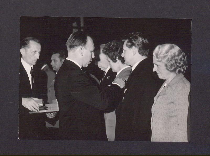 Odznaczenia pracowników Milicji Obywatelskiej z okazji Odrodzenia Polski.