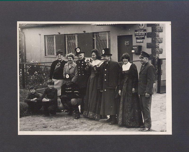 Dyliżans pocztowy przed Urzędem Pocztowo-Telekomunikacyjnym w Łubowie.