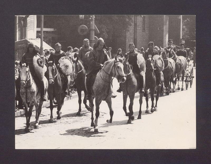 Jarmark Bartłomiejski. Wojowie przed kościołem garnizonowym.
