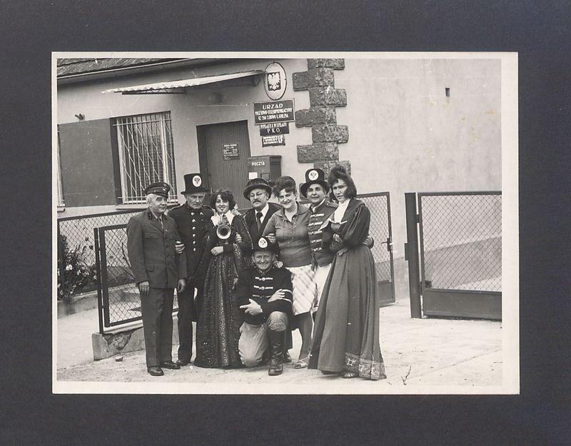 Dyliżans pocztowy przed Urzędem Pocztowo-Telekomunikacyjnym w Łubowie.