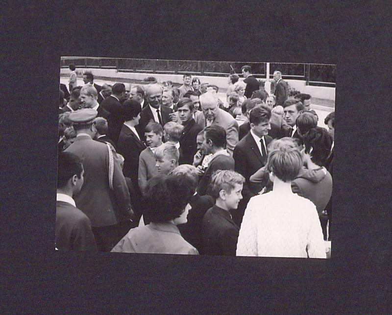 25-lecie Polskiej Rzeczypospolitej Ludowej. Grupa uczestników uroczystości.