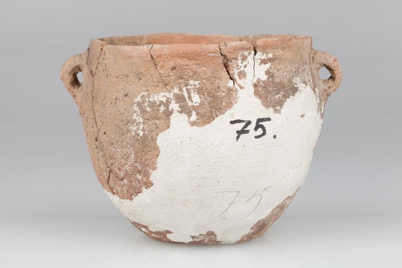 Garnek jajowaty z dwoma poziomo przekłutymi uchami