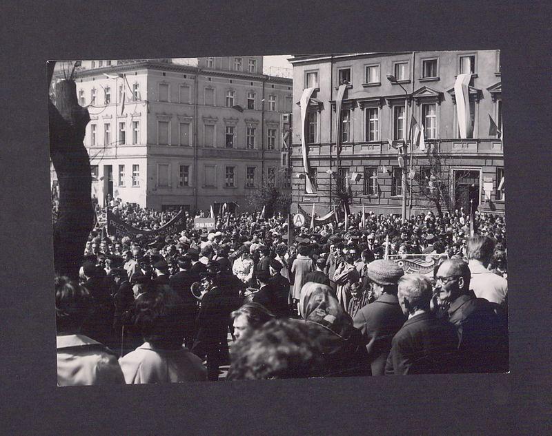 1 Maja 1972 r. w Gnieźnie. Rynek.