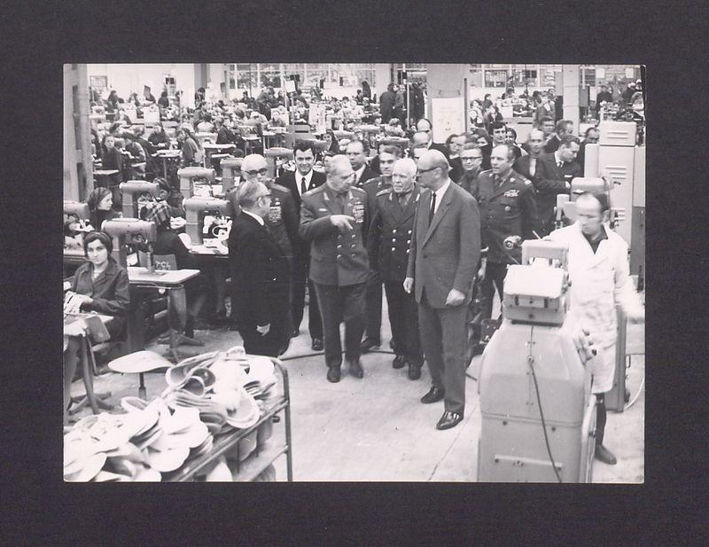 Wizyta żołnierzy radzieckich. Wielkopolskie Zakłady Obuwia (WZO) „Polania”.