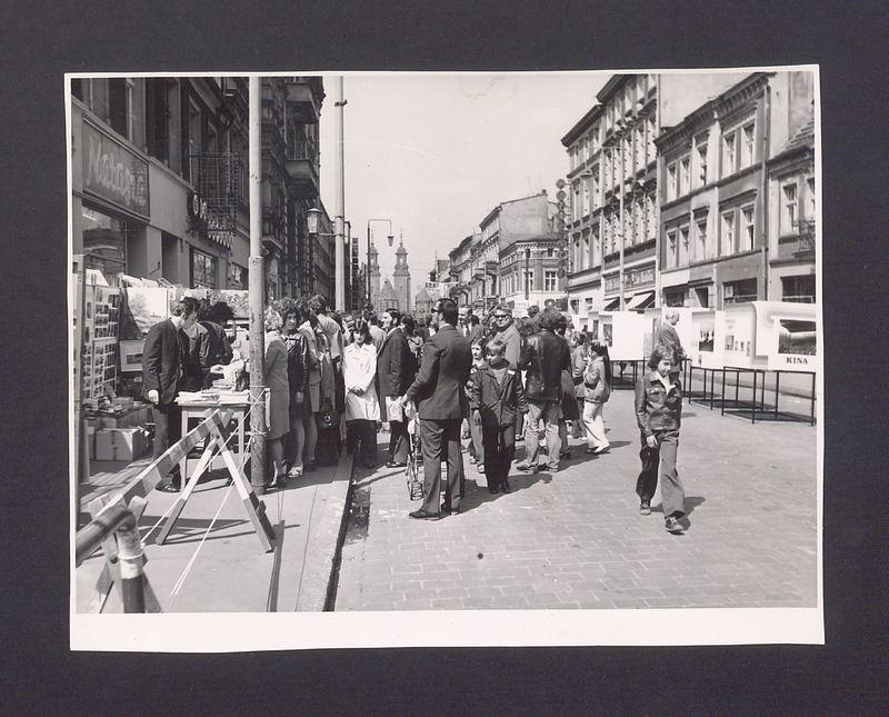 Kiermasz z okazji Dni Oświaty Książki i Prasy. Stoiska przy ul. Chrobrego.