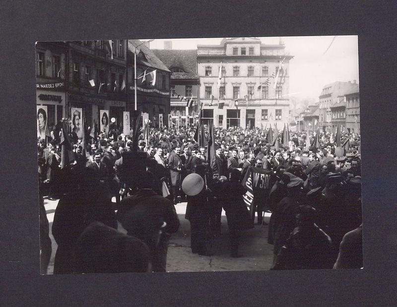 Obchody 1 Maja 1970 r. Uczestnicy pochodu.