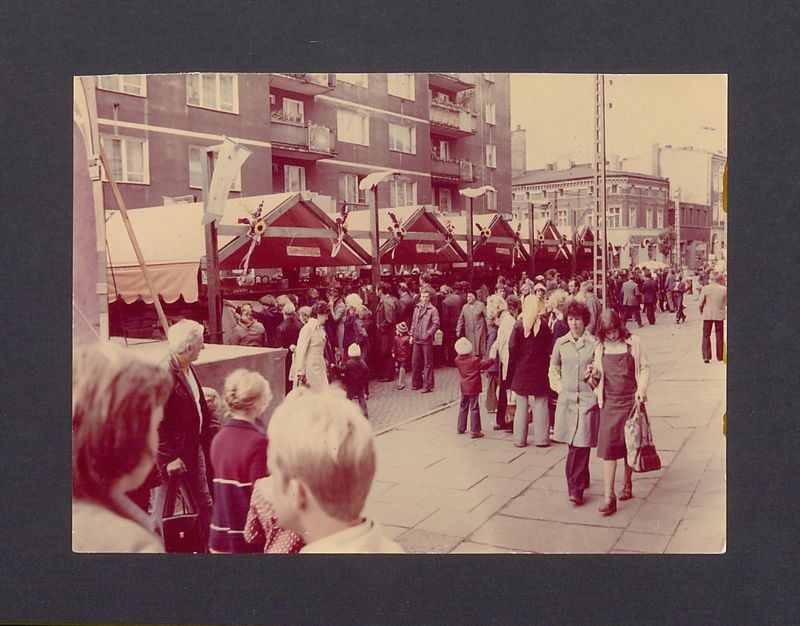 Jarmark Bartłomiejski. Stragany na ul. Chrobrego.