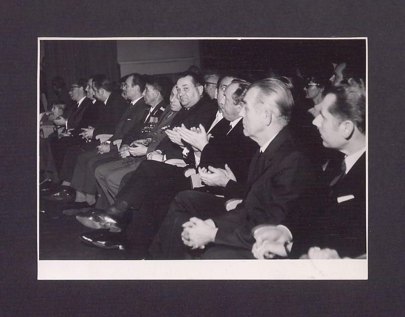 26 rocznica obchodów wyzwolenia miasta Gniezna 21-01-1945 – 1971. Grupa uczestników.