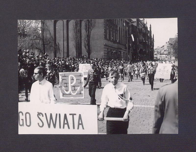 1 Maja 1972 r. w Gnieźnie. Ul. Chrobrego.