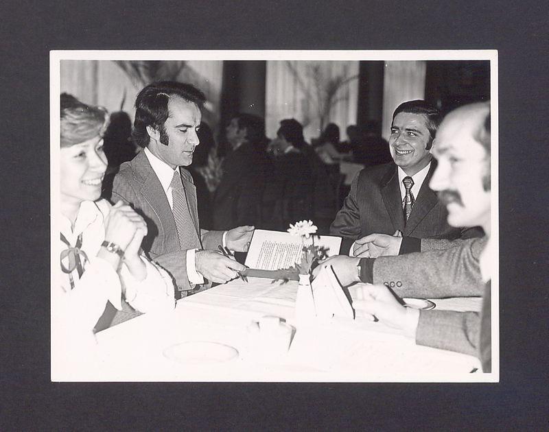 Podpisanie porozumienia z Filharmonią Poznańską w Gnieźnie w Pałacu Ślubów. Drugi z prawej Waldemar Kiełbowski, kierownik Wydziału Kultury w UM w Gnieźnie.