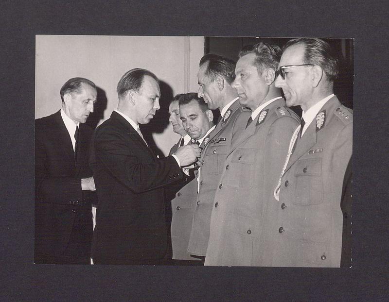 Odznaczenia pracowników Milicji Obywatelskiej z okazji Odrodzenia Polski.