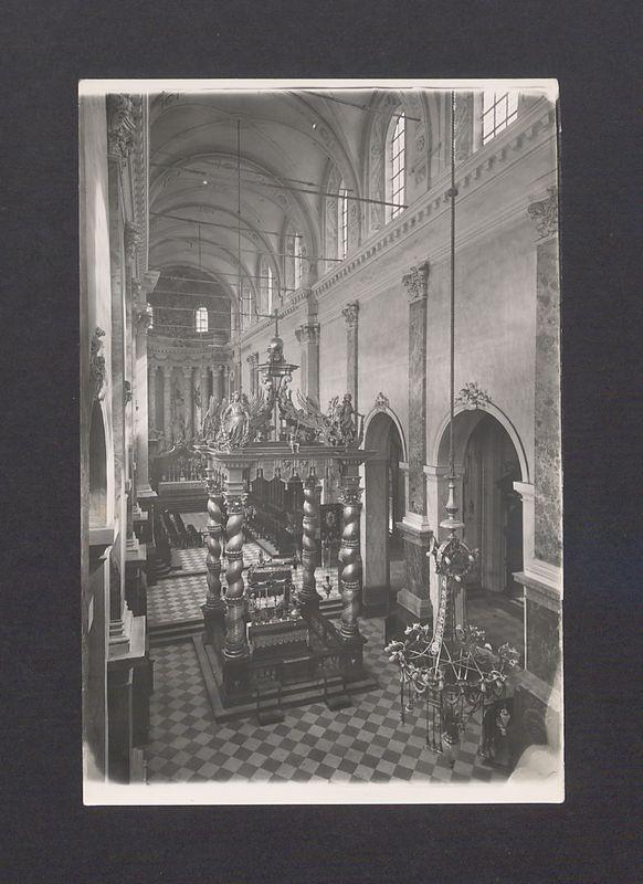 Nawa główna w katedrze. Widok z chóru.