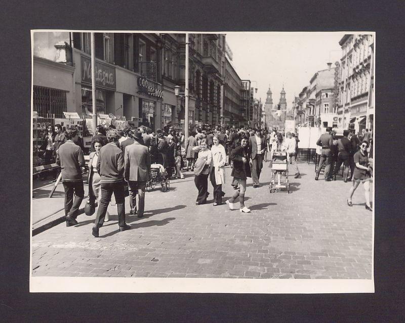 Kiermasz z okazji Dni Oświaty Książki i Prasy. Stoiska przy ul. Chrobrego.
