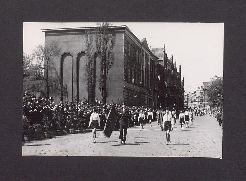 1 Maja 1972 r. w Gnieźnie. Ul. Chrobrego.