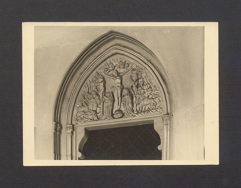 Tympanon ze sceną ukrzyżowania w portalu północnym.