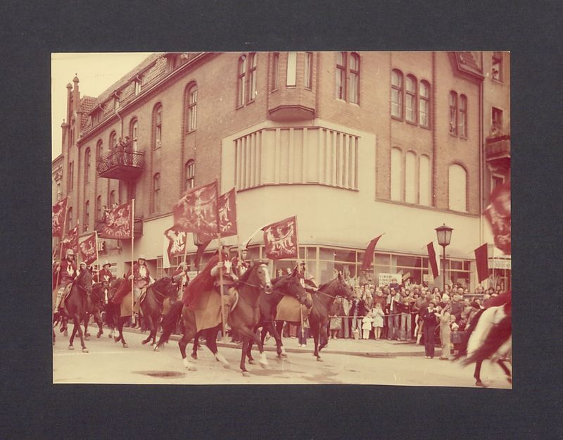 Jarmark Bartłomiejski. Rynek, grupa wojów na koniach.