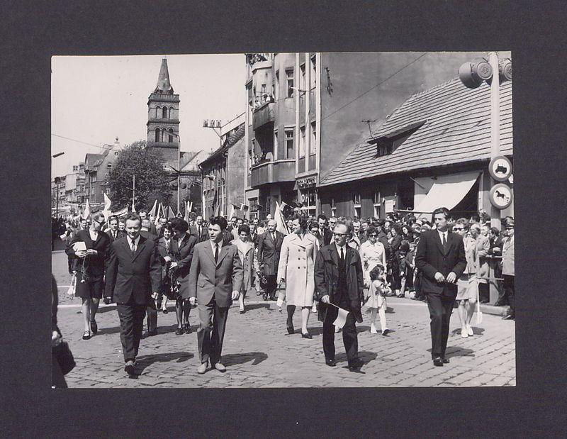 1 Maja 1972 r. w Gnieźnie. Ul. Chrobrego.