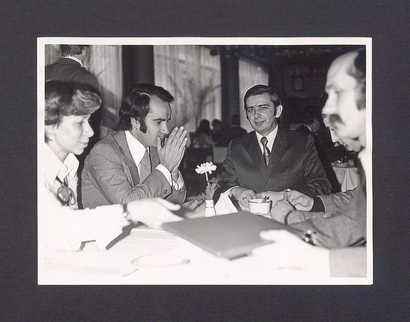 Podpisanie porozumienia z Filharmonią Poznańską w Gnieźnie w Pałacu Ślubów. W środku Waldemar Kiełbowski, kierownik Wydziału Kultury  UM w Gnieźnie.