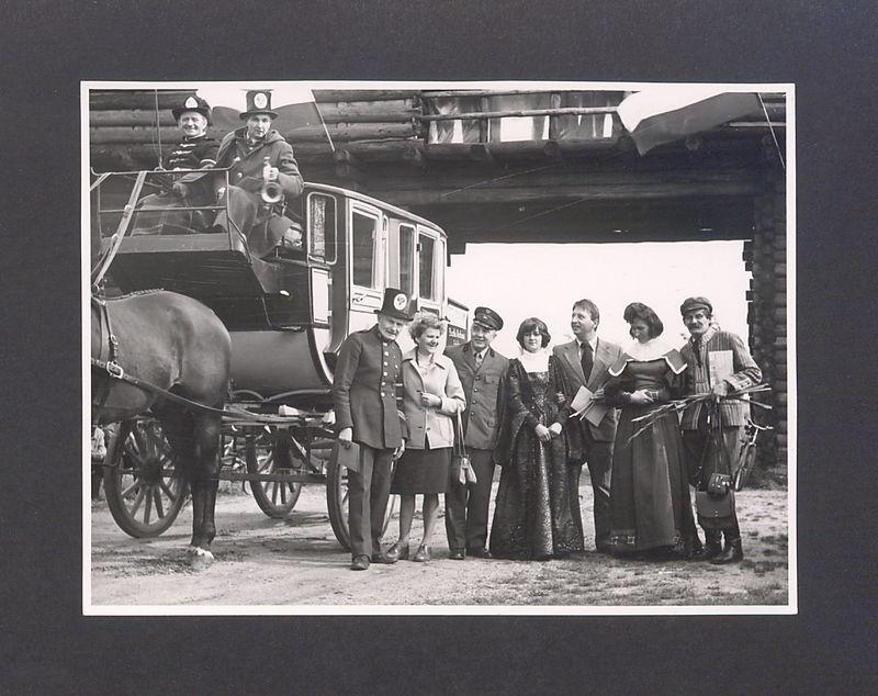 Dyliżans pocztowy w bramie lednickiej. 