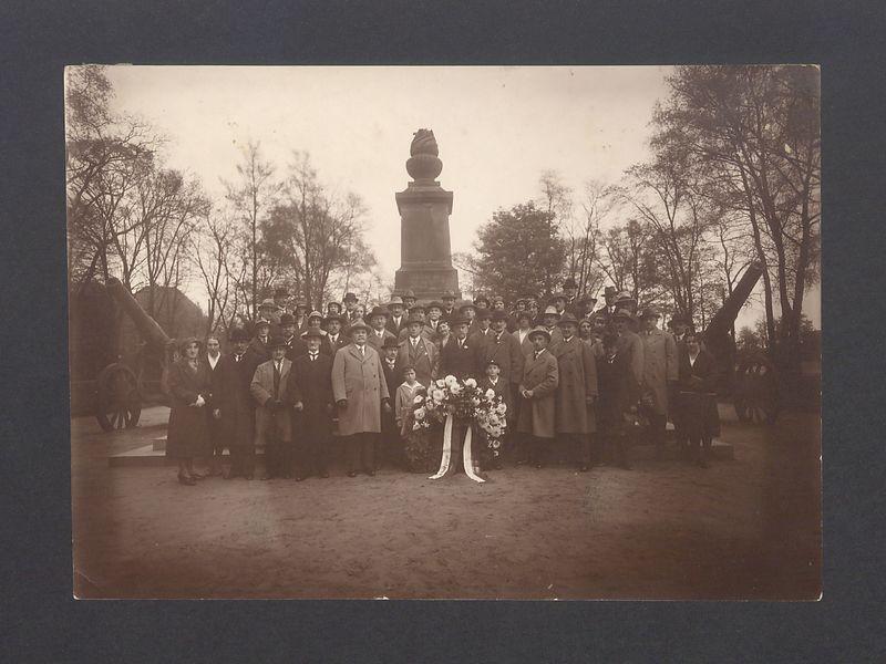 Józef Przybyszewski z poznańskimi kupcami przed Pomnikiem Poległych Bohaterów w parku przy dworcu w Gnieźnie.