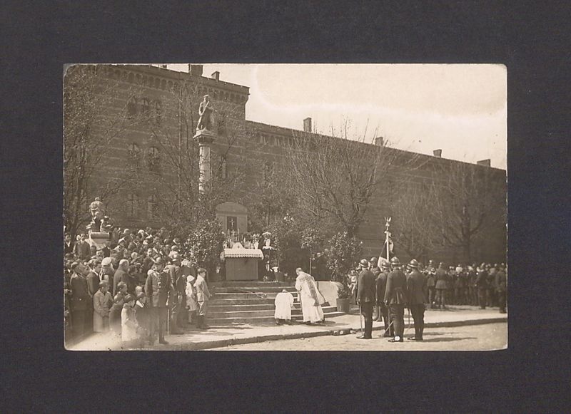 Święto 69 Pułku Piechoty. Msza polowa na dziedzińcu koszarowym w dniu 3 maja 1929 r.