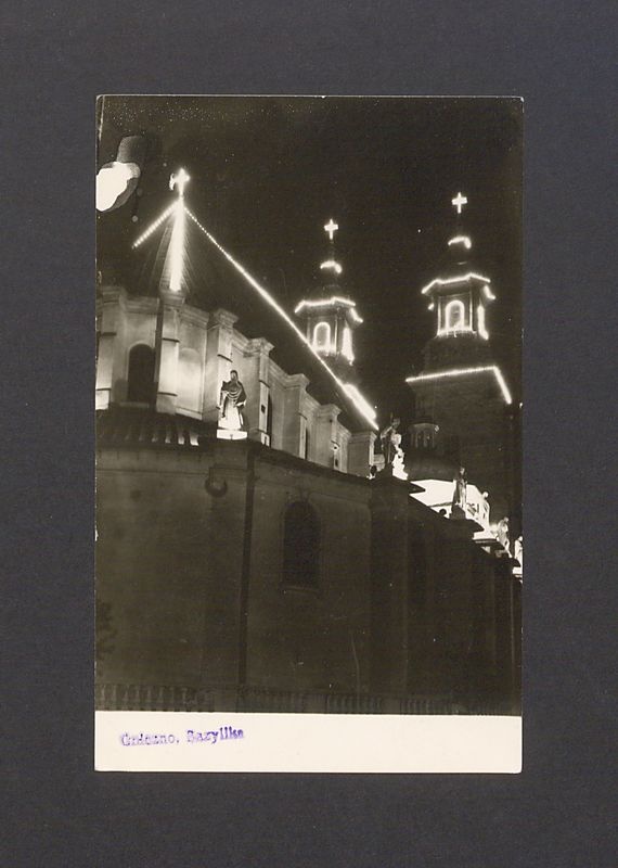 Odświętnie iluminowana nocą katedra.