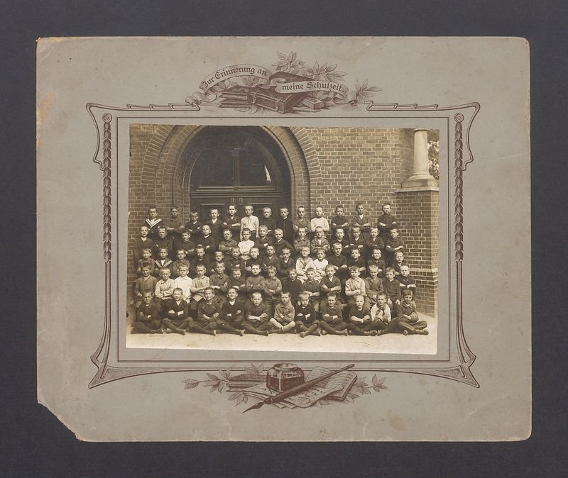 Uczniowie Katolickiej Szkoły Elementarnej przy ul. św. Jana, rok szkolny 1913/1914.