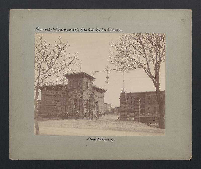 Gniezno – Dziekanka. Brama wjazdowa do szpitala. Przy niej znajdował się domek odźwiernego.