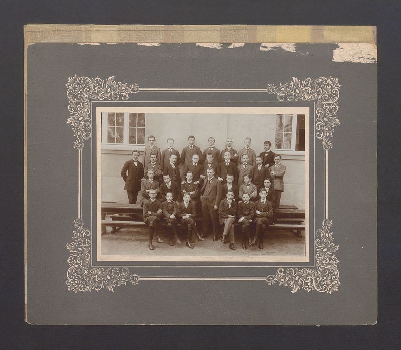 Uczniowie Gimnazjum Męskiego wraz z nauczycielem.