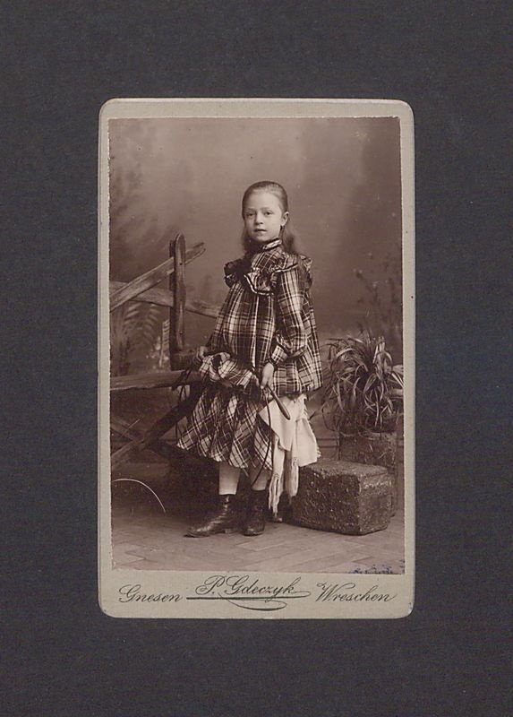 Portret kilkuletniej dziewczynki.