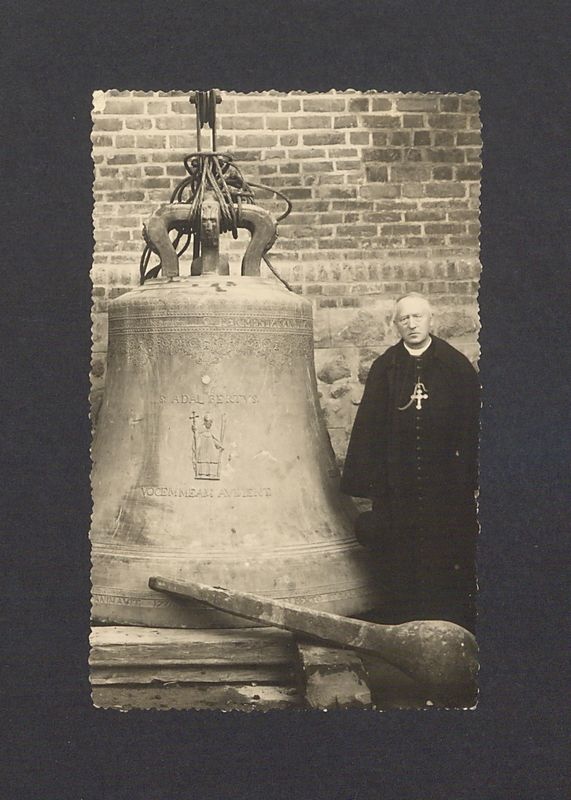 Dzwon "Wojciech" przed katedrą, tuż przed akcją zawieszania w północnej wieży. Obok dzwonu kardynał Antoni Laubitz.