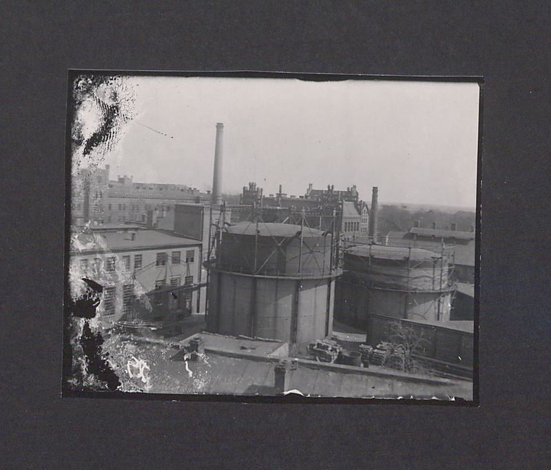 Szklane negatywy Dionizego Scholtza. Widok gazowni, koszar i Szkoły Handlowej.