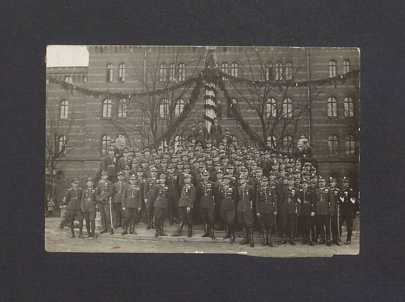 Orkiestra wojskowa 69 Pułku Piechoty przed koszarami przy ul. Sobieskiego.